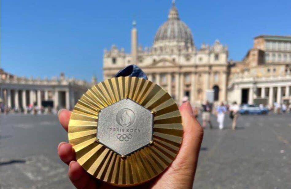 Presentan al Papa la primera medalla de oro en la historia de Guatemala: Adriana Ruano la lleva al Vaticano para su bendición