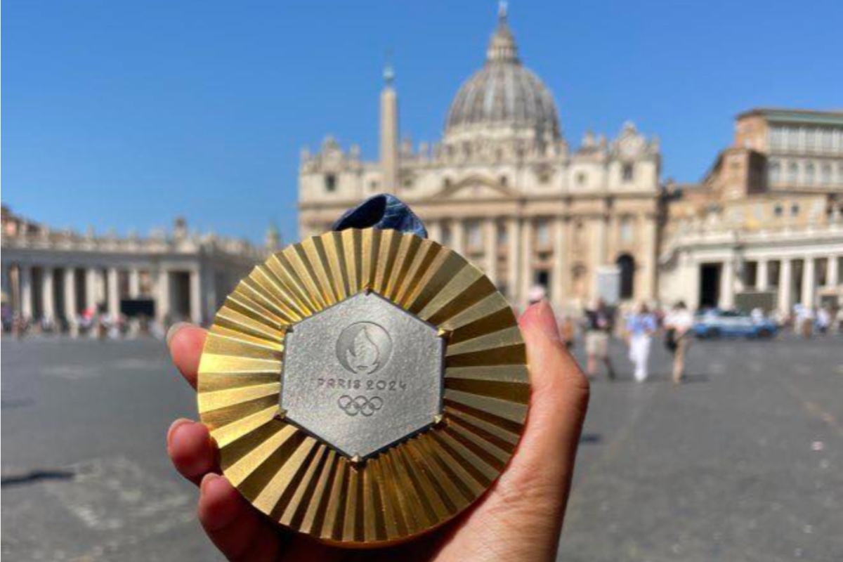 Presentan al Papa la primera medalla de oro en la historia de Guatemala: Adriana Ruano la lleva al Vaticano para su bendición