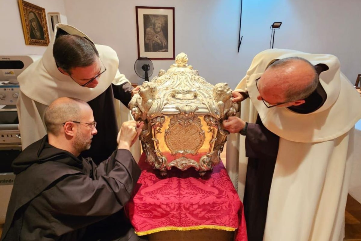 Abren el sepulcro de Santa Teresa de Jesús por primera vez en 110 años