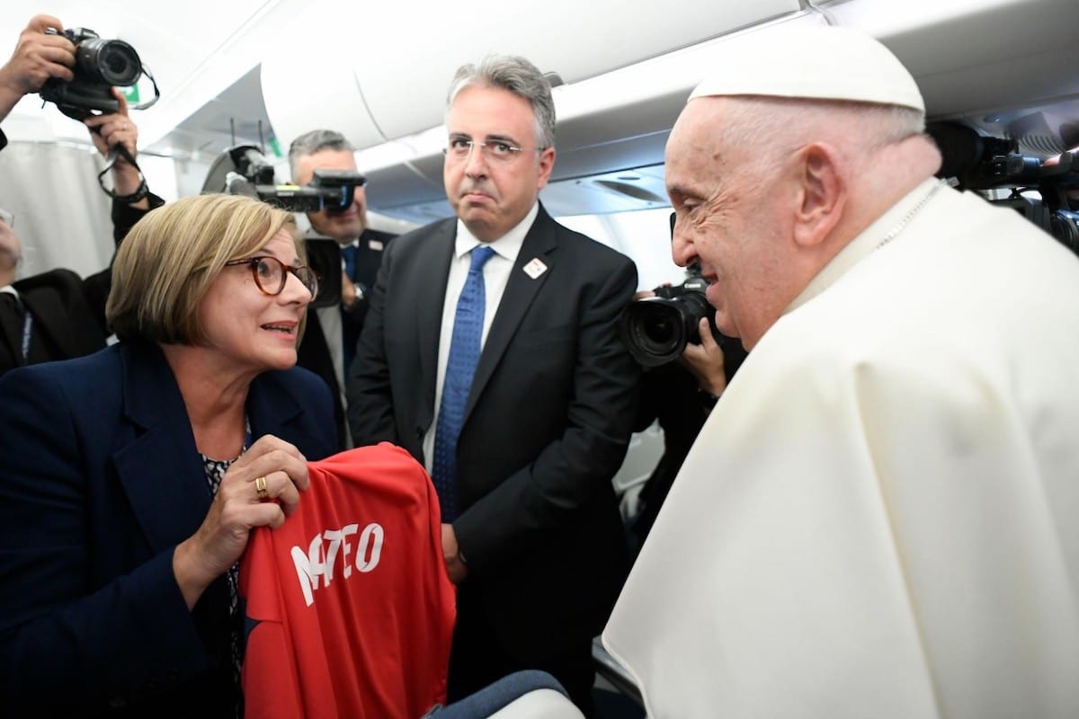 El Papa firma la camiseta de Mateo: la triste historia detrás del niño asesinado en un partido de futbol