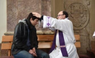 ¿Por qué sentimos miedo al confesarnos? Los mejores consejos de un sacerdote para superarlo 