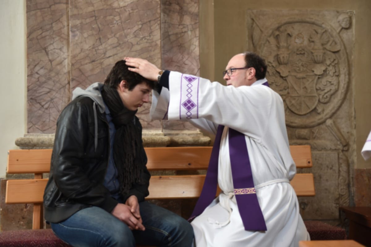 ¿Por qué sentimos miedo al confesarnos? Los mejores consejos de un sacerdote para superarlo 