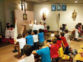 ¿Cómo hacer que tus hijos se porten bien en Misa? 8 consejos de un sacerdote