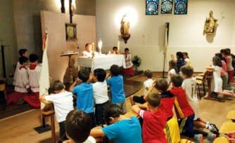 ¿Cómo hacer que tus hijos se porten bien en Misa? Los 8 consejos de un sacerdote