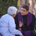 ¿Un sacerdote puede confesar fuera de un confesionario?