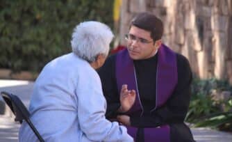 ¿Un sacerdote puede confesar fuera de un confesionario?