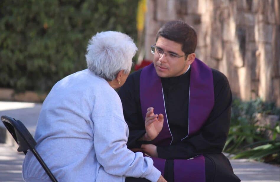 ¿Un sacerdote puede confesar fuera de un confesionario?