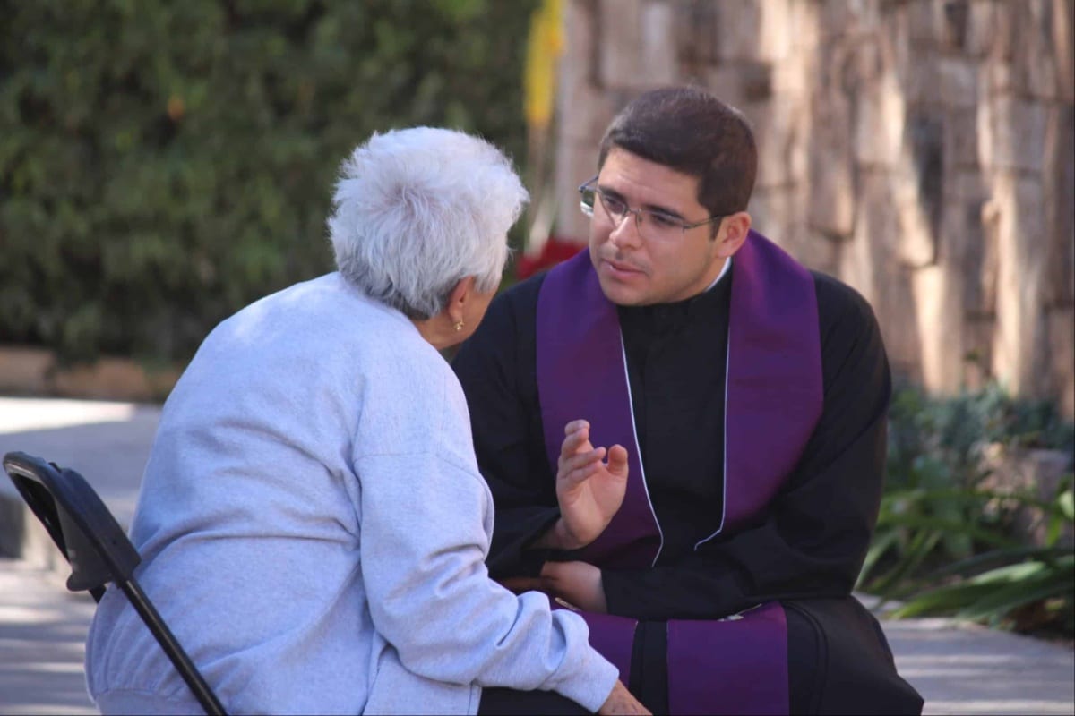 ¿Un sacerdote puede confesar en cualquier lugar?