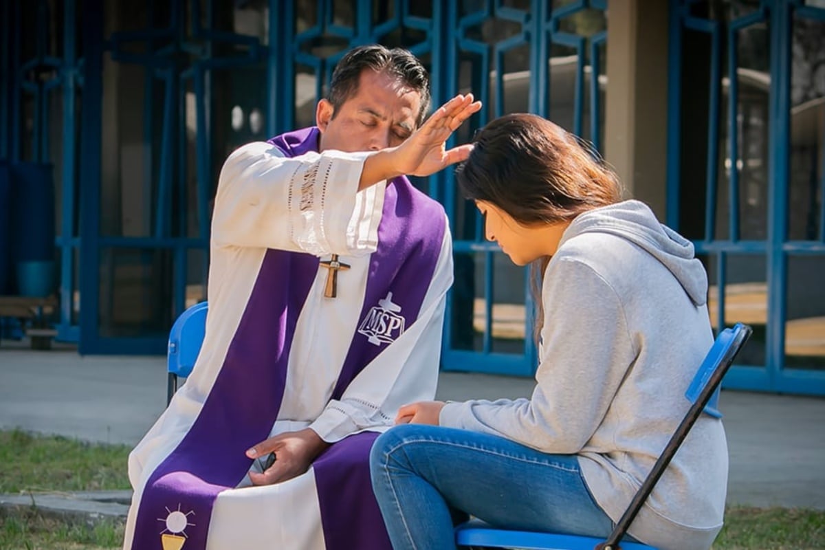 ¿Un sacerdote puede revelar mis pecados a otros? 