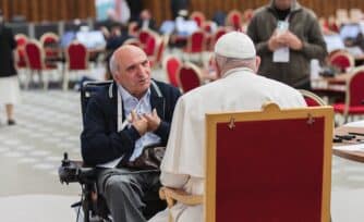 ¿Quién es el hombre en silla de ruedas cuya participación en el Sínodo rompió barreras?