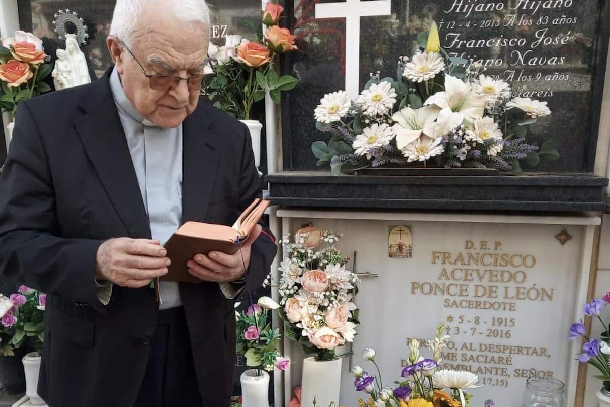 Oración por los difuntos en el cementerio