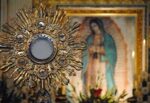 Es correcto rezarle a la Virgen María ante el Santísimo Sacramento