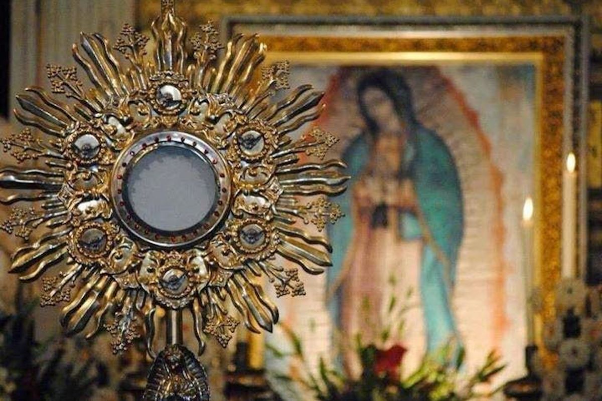 ¿Es correcto rezarle a la Virgen María ante el Santísimo Sacramento?