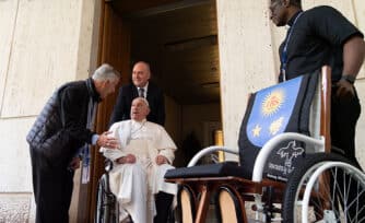 El conmovedor regalo de sobrevivientes de las minas al Papa: "Una silla que da vida"