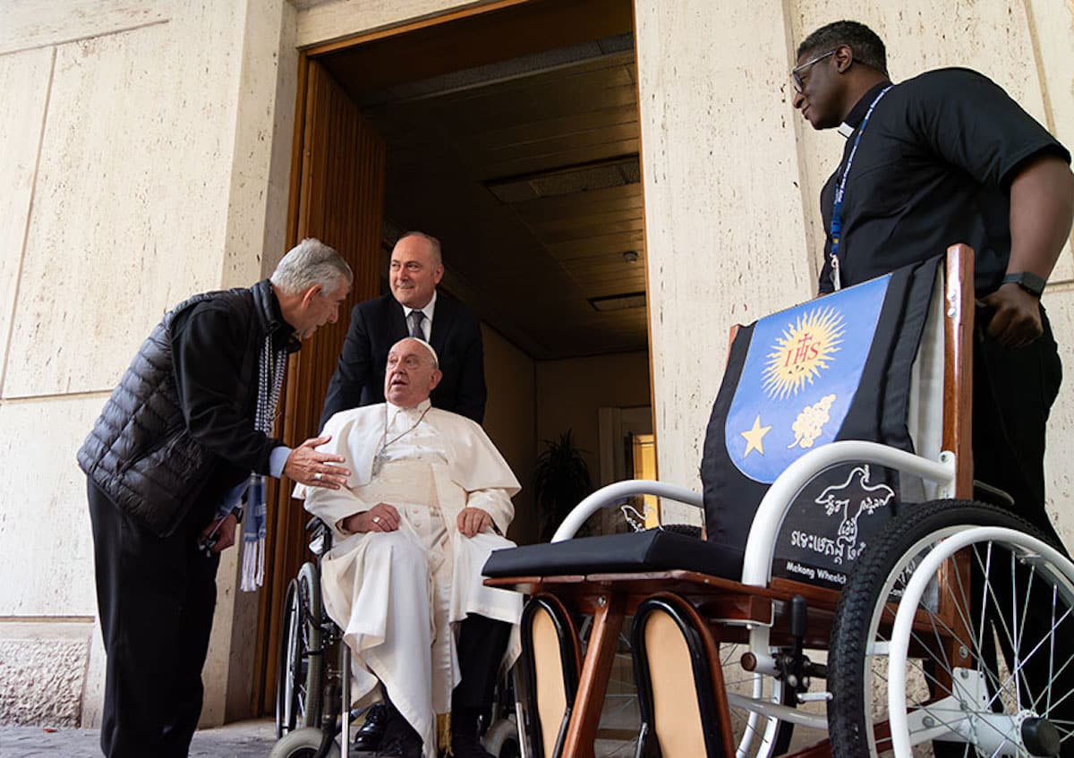 El conmovedor regalo de sobrevivientes de las minas al Papa: "Una silla que da vida"