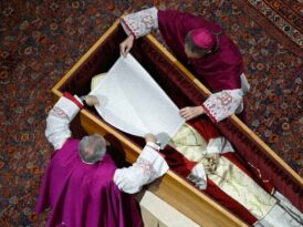 Exposición en féretro y sin 3 ataúdes: Vaticano aprueba nuevas reglas para los funerales papales