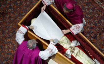 Exposición en féretro y sin 3 ataúdes: Vaticano aprueba nuevas reglas para los funerales papales