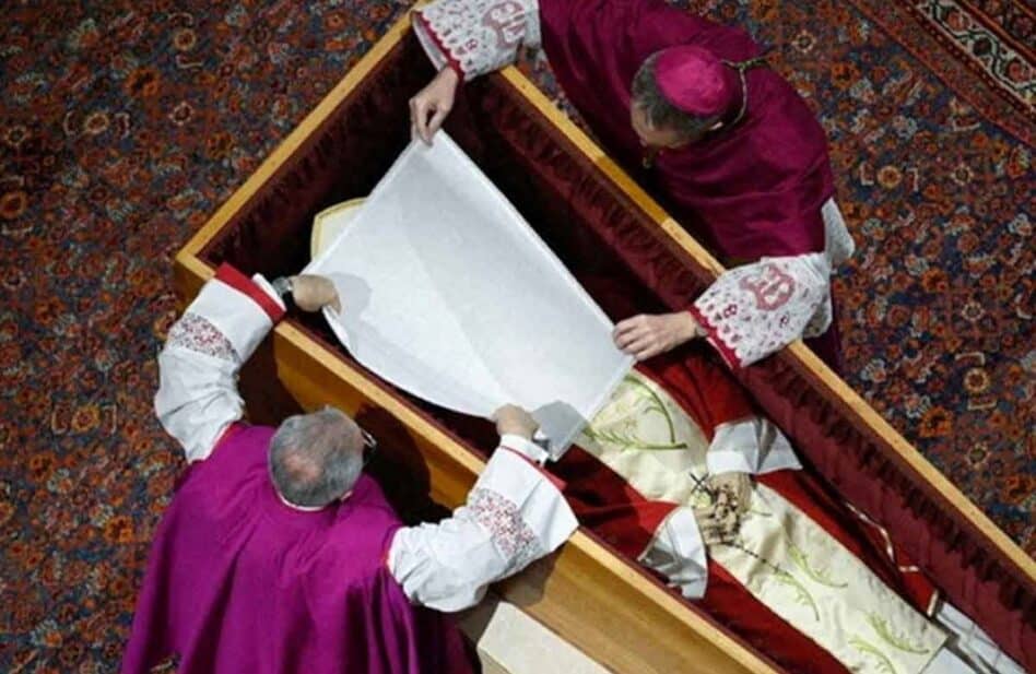 Exposición en féretro y sin 3 ataúdes: Vaticano aprueba nuevas reglas para los funerales papales