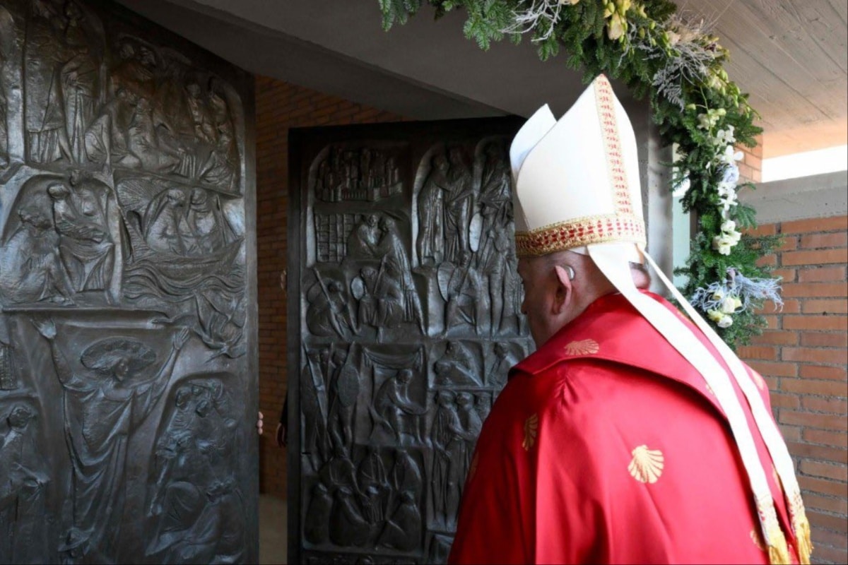 El Papa Francisco abre una Puerta Santa en una cárcel de Roma: "Nunca perdamos la esperanza"