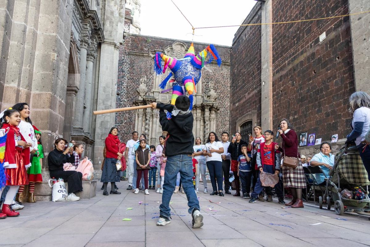 Madres buscadoras piden posada en la Basílica de Guadalupe y rompen la "piñata de la injusticia"