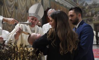 Papa Francisco aconseja: "No impongas el Bautismo a los padres que no lo quieren para sus hijos"