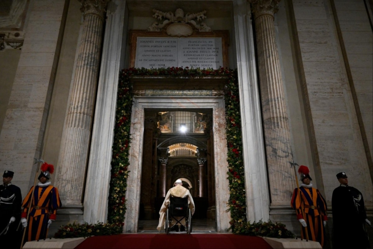 El Papa Francisco abre la Puerta Santa en San Pedro e inaugura el Jubileo 2025