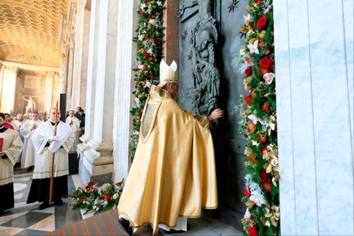 Abren la tercera Puerta Santa en la basílica de San Juan de Letrán: "Nunca es tarde para volver a Dios"