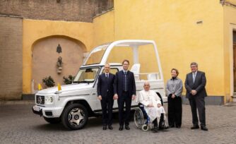 VIDEO: Así luce el nuevo papamóvil 100% eléctrico que transportará al Papa Francisco