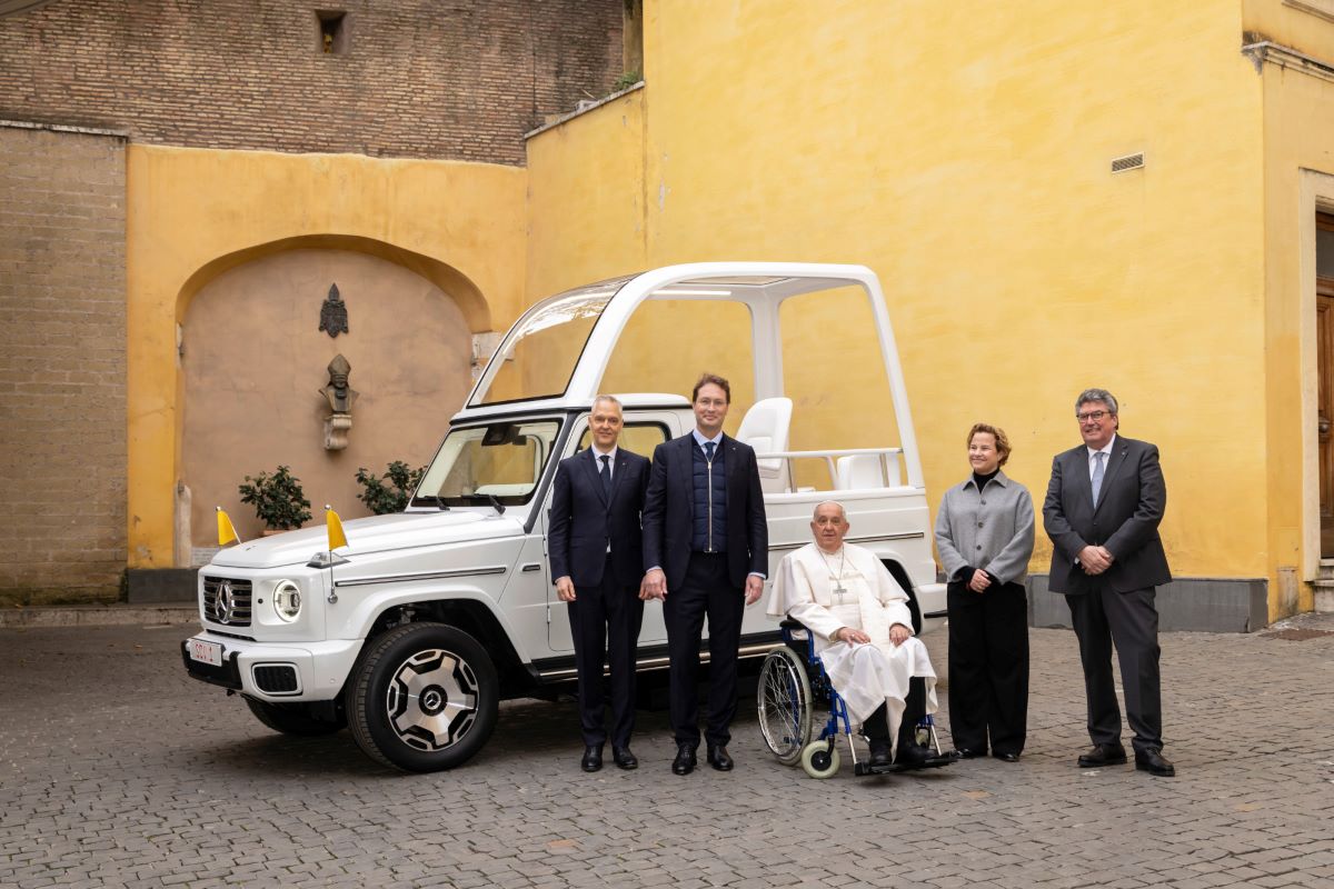 VIDEO: Así luce el nuevo papamóvil 100% eléctrico que transportará al Papa Francisco