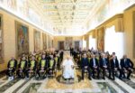 El Papa Francisco junto a jugadores y directivos de la Selección de Fútbol del Vaticano durante una audiencia oficial en el Vaticano.