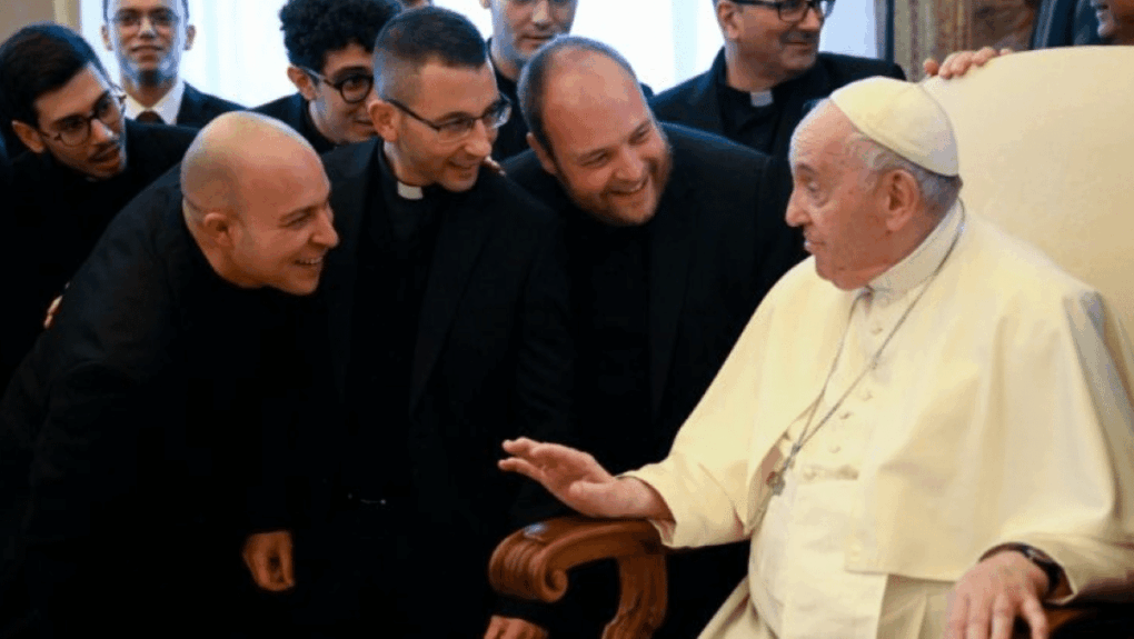 papa francisco y sacerdotes