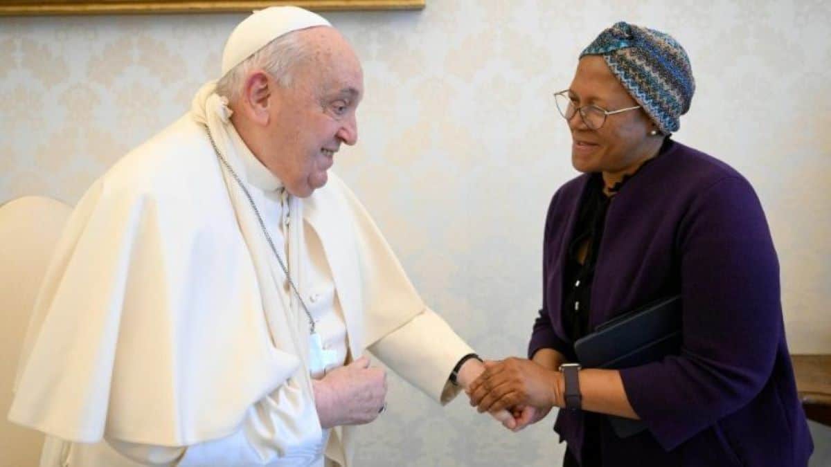 ¿Qué le pasó al Papa Francisco en el brazo?