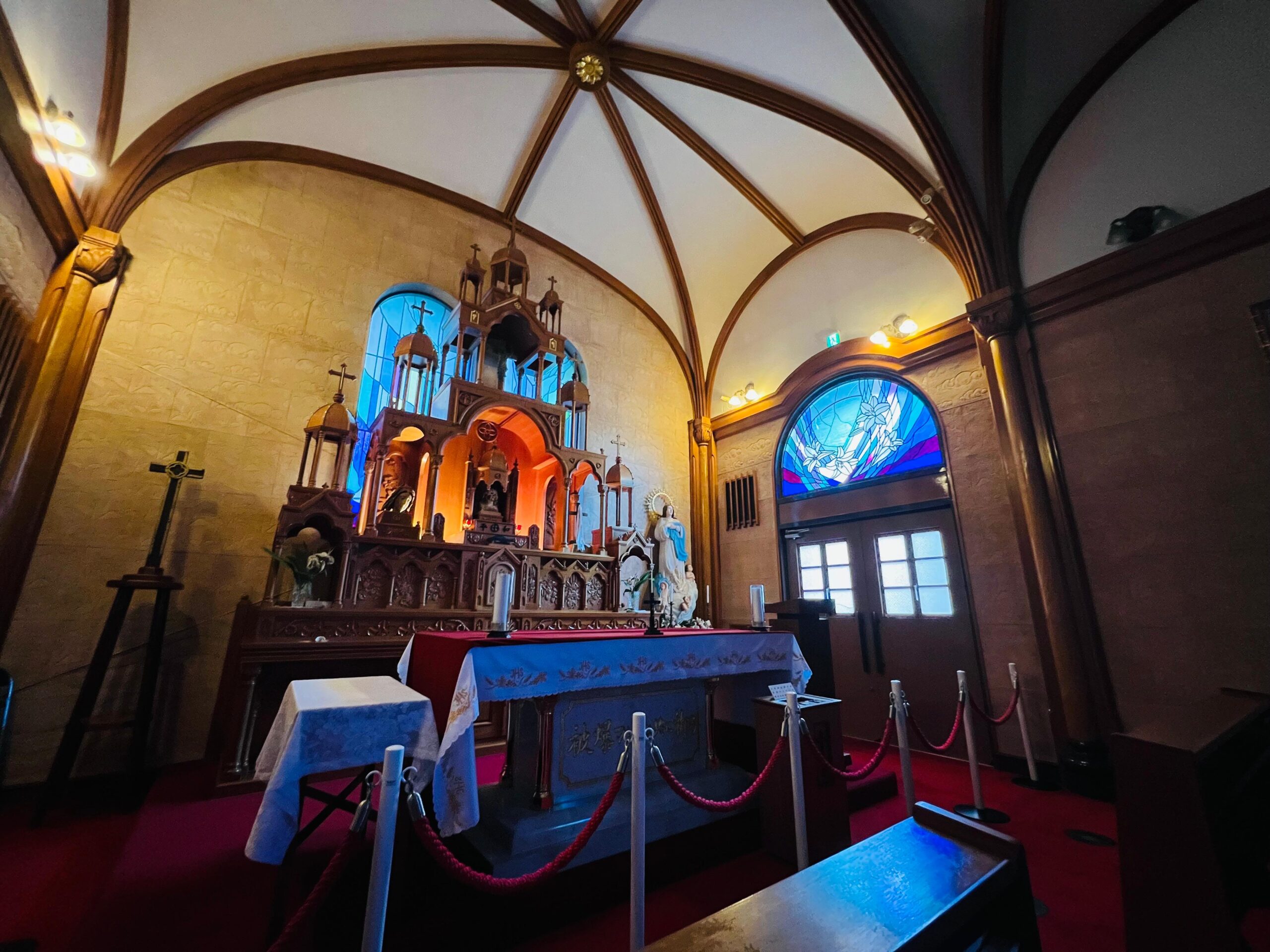 Un altar en una iglesia en Japón.