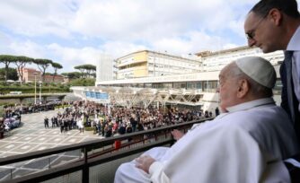 El Papa Francisco muestra mejorías en su motricidad y respiración