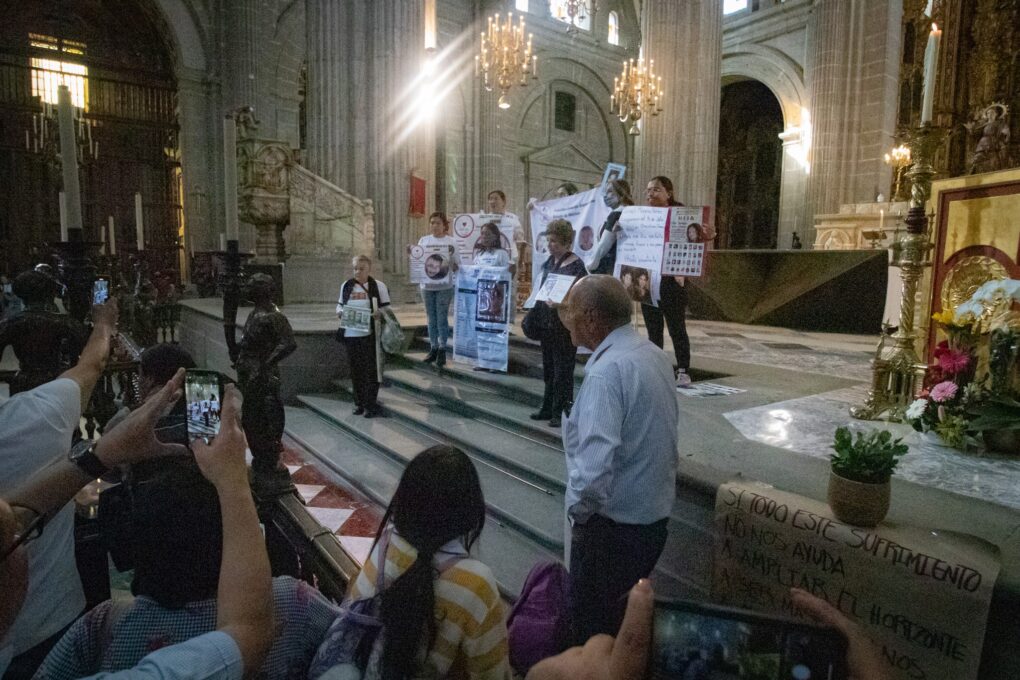 Familias buscadoras en la Catedral.