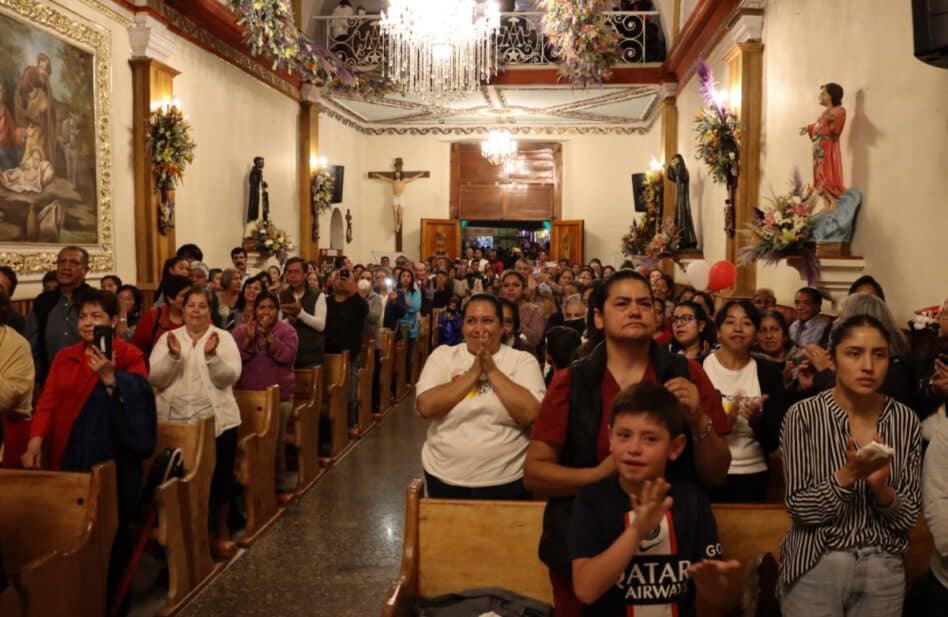 ¿Es incorrecto cruzar las piernas durante la Misa?