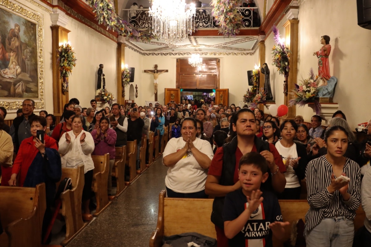 ¿Es incorrecto cruzar las piernas durante la Misa?