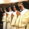 ¿Cuántas veces al día rezan las monjas contemplativas?