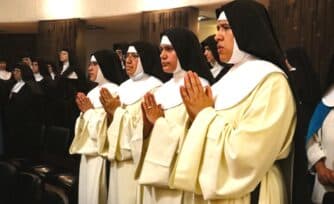 ¿Cuántas veces al día rezan las monjas contemplativas?