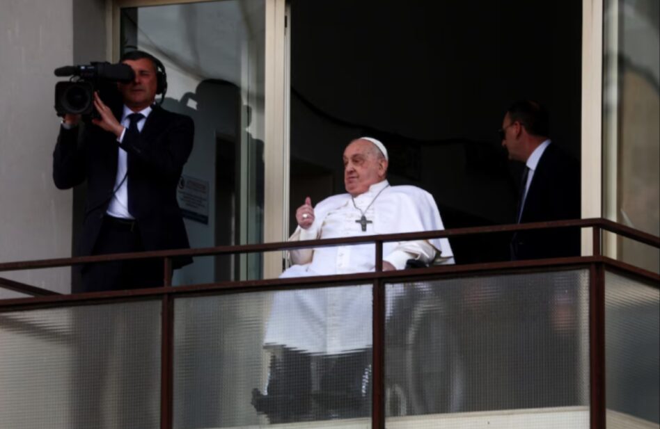 El Papa Francisco es dado de alta y reaparece en público: “Gracias a todos”