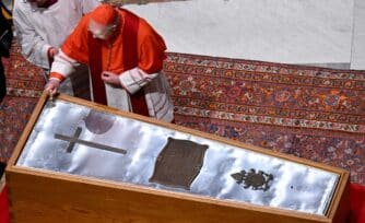 Cierran el féretro del Papa Francisco: 250 mil fieles acuden a despedirlo
