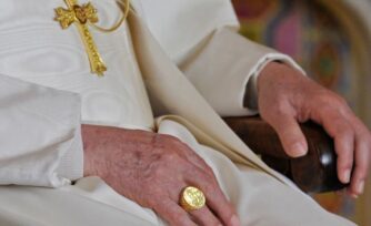 ¿Qué significa y por qué destruyen el Anillo del Pescador cuando un Papa muere?