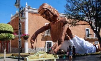 De cartón y con 18 metros de alto: la escultura gigante de Cristo expuesta esta Semana Santa