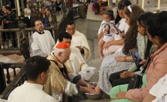 ¿Quiénes son las personas sufrientes a quienes el Cardenal Aguiar les lavo los pies?