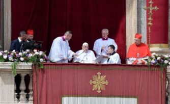 El Papa Francisco da la Bendición Urbi et Orbi y recorre la Plaza de San Pedro: “¡Feliz Pascua!”