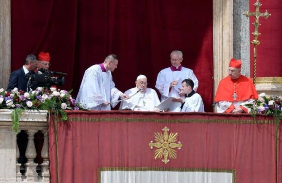 El Papa Francisco da la Bendición Urbi et Orbi y recorre la Plaza de San Pedro: “¡Feliz Pascua!”