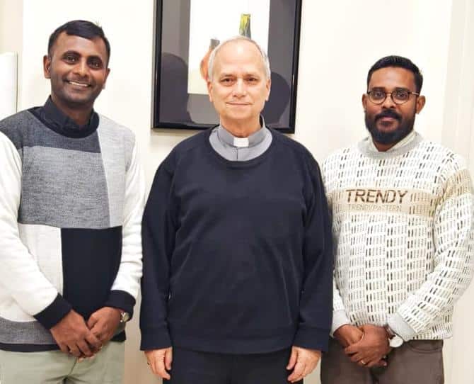 El padre Robert Prevost durante su visita a India.