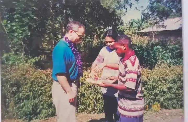 El padre Robert Prevost en 2003 en Indonesia.