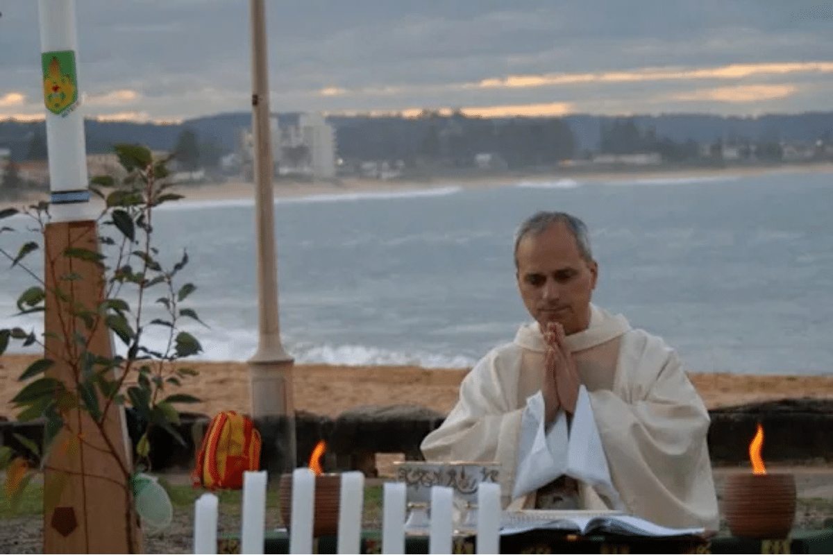 El P. Robert Prevost celebrando Misa en una playa de Australia.
