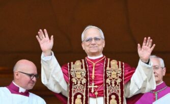 ¿Qué significa la Cruz Pectoral del Papa León XIV?
